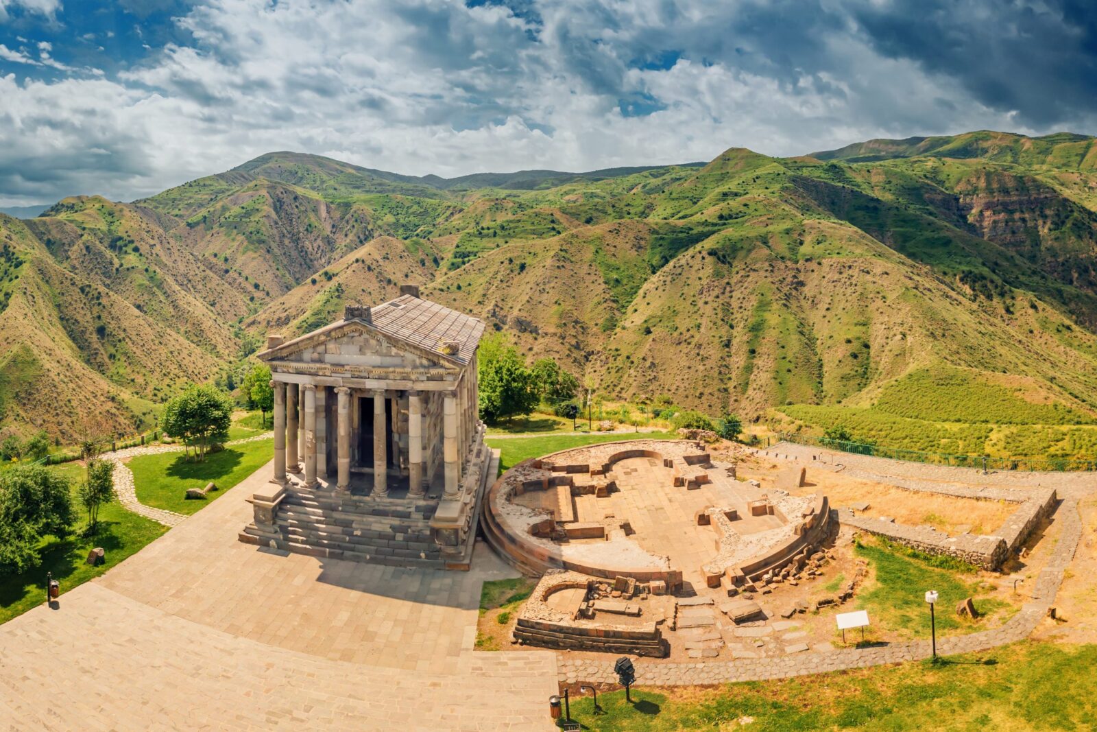 Мототур в Армению. Вид сверху на знаменитый храм Гарни в Армении