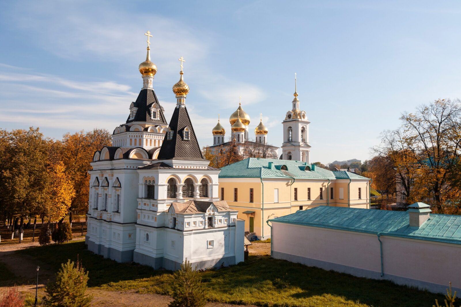 Вид на древний Дмитровский кремль с церковью Елизаветинской.